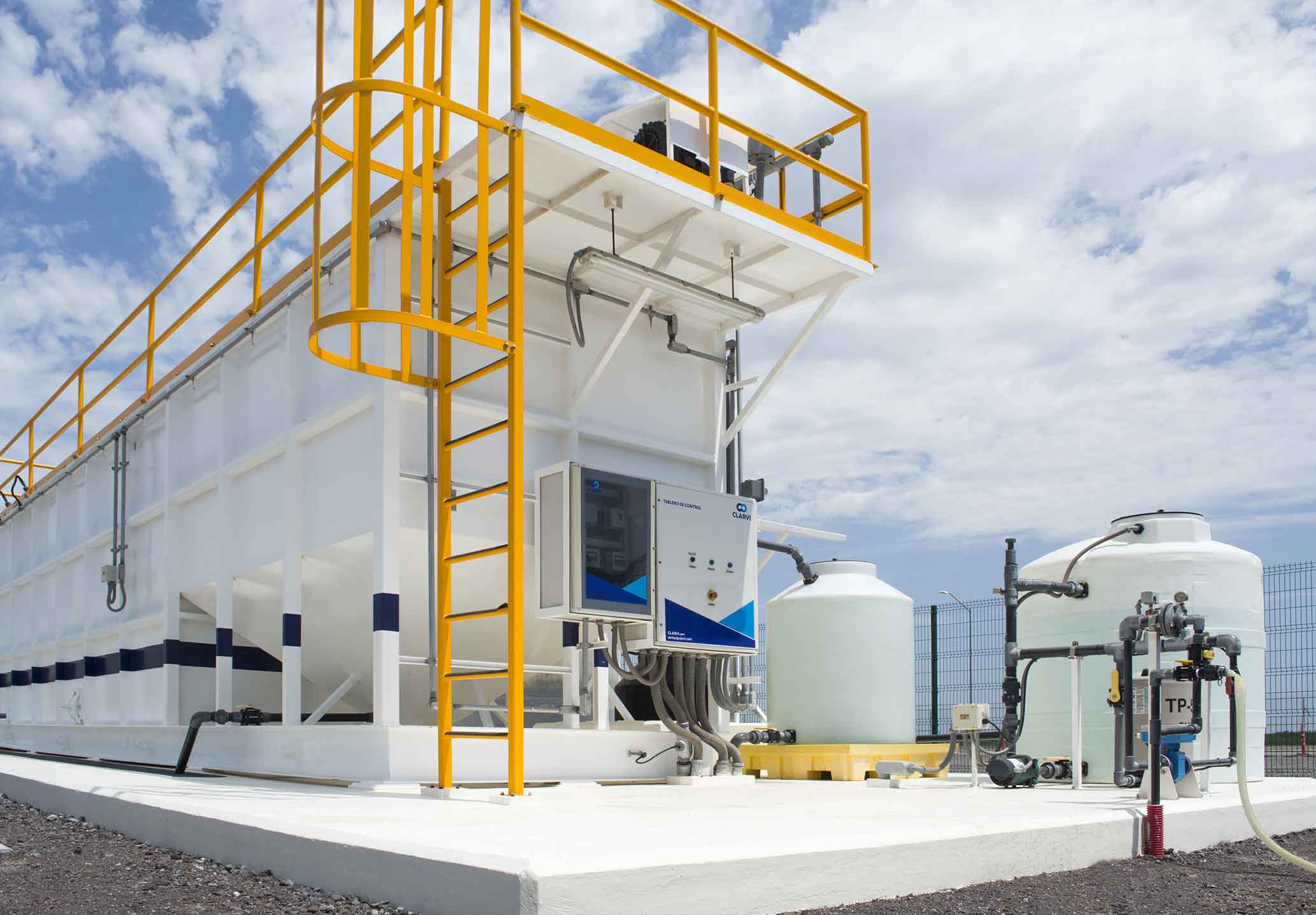 Planta de tratamiento de aguas residuales de 45 m³/día con lodos activados construida por CLARVI en Topolobampo, Sinaloa