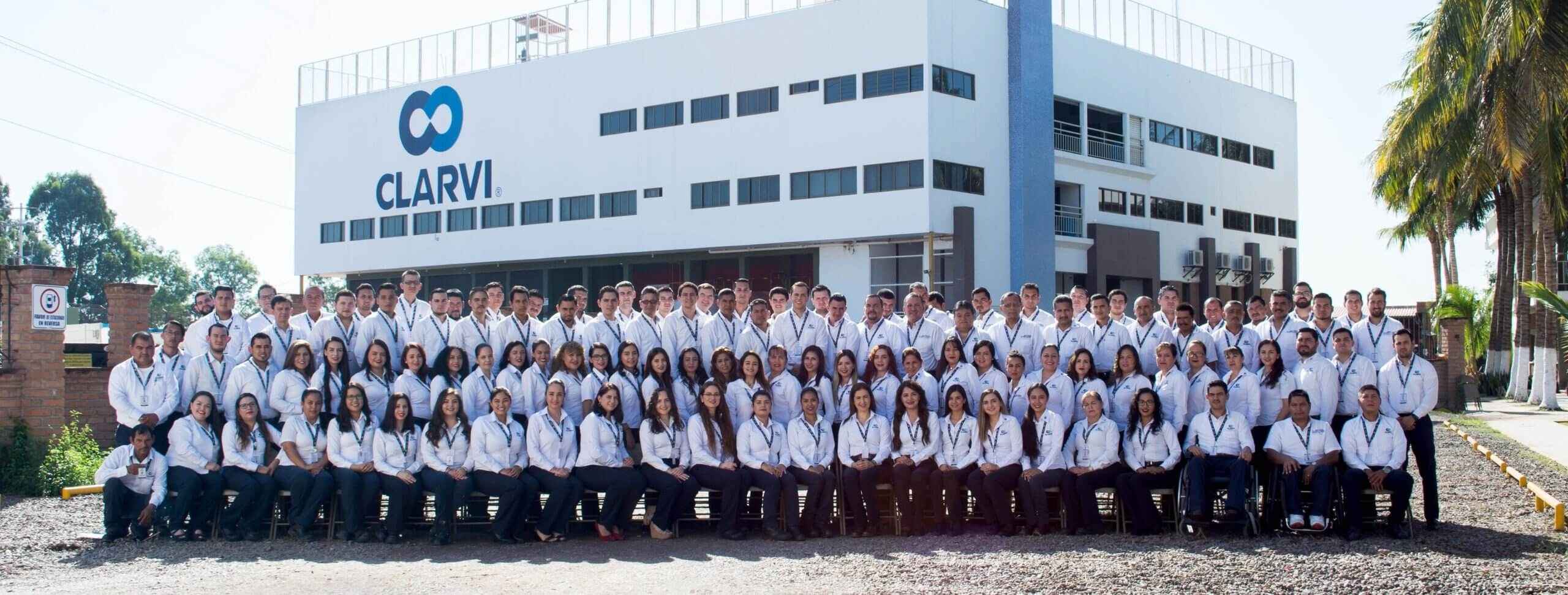 Equipo CLARVI frente a oficinas, expertos en tratamiento de agua.